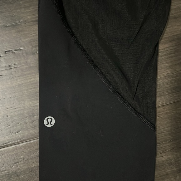 Lululemon Cropped Leggings-Black-Mesh Panels on Legs-Zippered Pockets-Size 8 - Picture 4 of 11